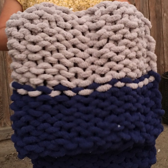 Handmade chunky blanket - Picture 2 of 3